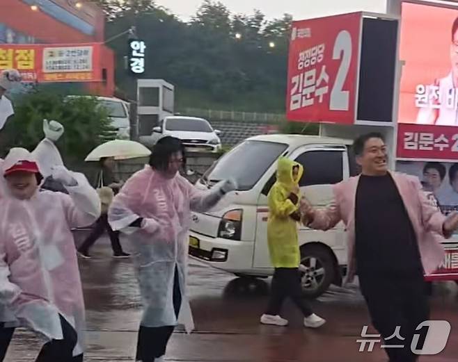 제21대 대통령선거의 유세활동에 나선 임미선 국민의힘 강원특별자치도의원(가운데)이 최근 도내 한 유세현장에서 춤을 추는 모습. (본인 제공. 재판매 및 DB금지) 2025.6.1/뉴스1