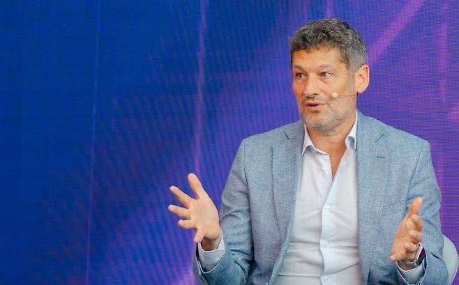 토마소 디 지오바니(Tommaso Di Giovanni) PMI 커뮤니케이션 및 인게이지먼트 부사장이 지난 27일(현지시간) 스위스 뇌샤텔 PMI R&D센터 더 큐브에서 열린 '테크노베이션2025'에서 담배 연기 없는 미래 비전에 대해 설명하고 있다. (필립모리스 제공)