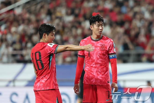 5일 오후 서울 마포구 서울월드컵경기장에서 열린 2026 국제축구연맹(FIFA) 북중미 월드컵 아시아 3차 예선 B조 1차전 대한민국과 팔레스타인의 경기, 대한민국 손흥민과 이강인이 프리킥 작전을 논의하고 있다. 2024.9.5/뉴스1 ⓒ News1 박지혜 기자