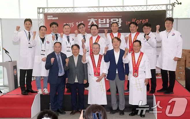 강기정 광주시장이 1일 오후 김대중컨벤션센터에서 열린 2025년 초밥왕 대회에 참석해 환영사를 한 후 기념촬영을 하고 있다.(광주시 제공. 재판매 및 DB 금지) 2025.6.1/뉴스1