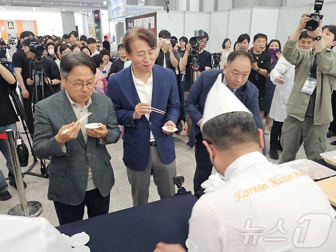 1일 광주 김대중컨벤션센터에서 안유성 명장이 개최한 전국초밥왕대회 사전행사로 안 명장이 만든 자연산 다금바리 초밥을 맛보는 강기정 광주시장과 김이강 광주 서구청장. 2025.6.2/뉴스1 ⓒ News1 서충섭 기자