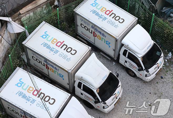 6일 서울 시내의 주차장에 쿠팡 배송트럭이 주차돼 있다. 2024.11.6/뉴스1 ⓒ News1 이동해 기자
