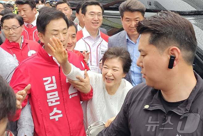 박근혜 전 대통령이 2일 경남 진주중앙시장을 방문해 시민들과 인사를 나누고 있다. 2025.6.2 2025.6.2/뉴스1 ⓒ News1 한송학 기자