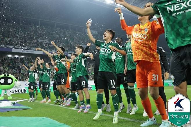 전북 현대 선수들이 31일 전주월드컵경기장에서 열린 울산과의 경기에서 승리한 뒤 기뻐하고 있다. 제공 | 한국프로축구연맹