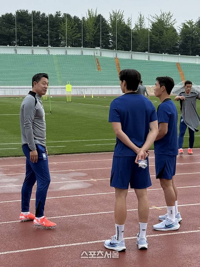 배준호, 이승원과 대화를 나누는 이민성 감독. 원주 | 정다워 기자