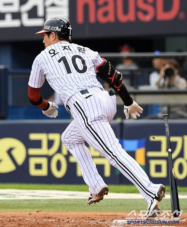 31일 잠실구장에서 열린 LG 트윈스와 삼성 라이온즈의 경기. 6회말 무사 1,3루 LG 오지환이 병살타를 치고 있다. 잠실=박재만 기자 pjm@sportschosun.com/2025.05.31/