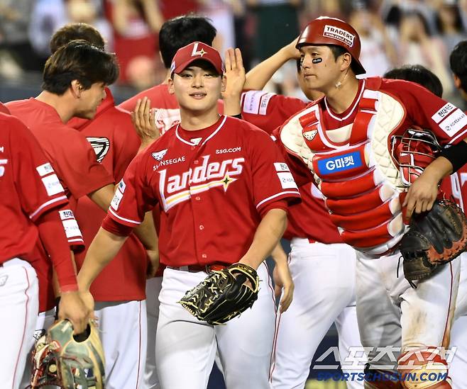 20일 잠실야구장에서 열린 SSG와 두산의 경기, SSG가 5대3으로 승리했다. 승리의 기쁨을 나누는 조병현 조형우 배터리의 모습. 잠실=허상욱 기자wook@sportschosun.com/2025.05.20/