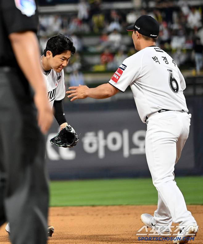 9회초 1사 1루 위기 속, 2루수로 투입되는 박경수
