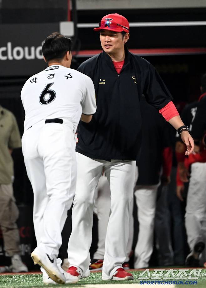 손승락 수석코치도 박경수에게 은퇴 축하 인사를