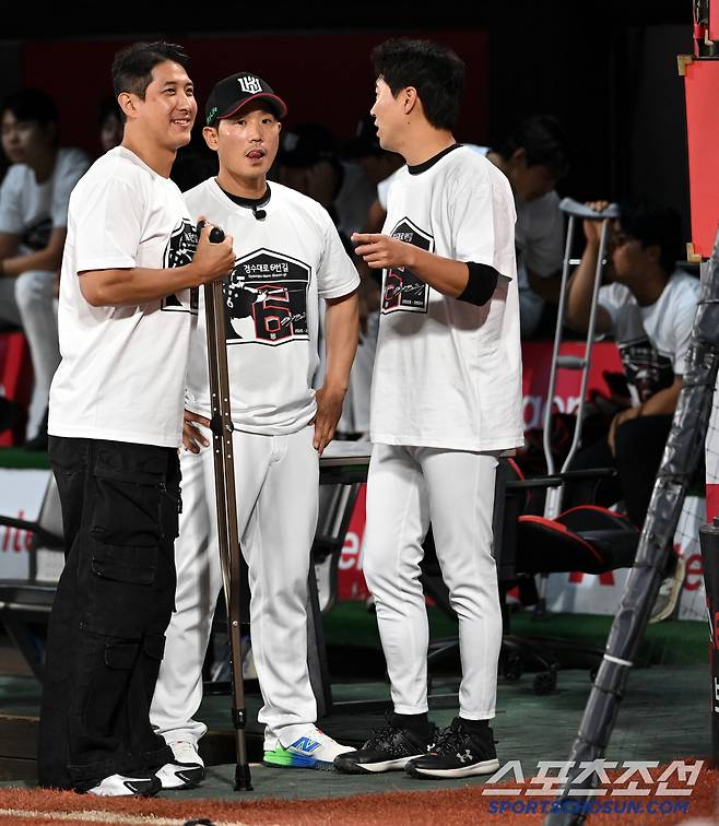 부상 중에도 박경수의 은퇴식에 함께한 황재균과 강백호