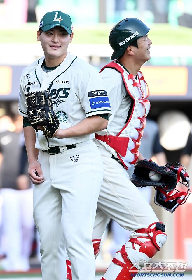 20일 인천SSG랜더스필드에서 열린 SSG와 LG의 경기, SSG가 9대3으로 승리하며 6연패에서 탈출했다. 승리의 기쁨을 나누는 조병현-조형우 배터리의 모습. 인천=허상욱 기자wook@sportschosun.com/2025.04.20/