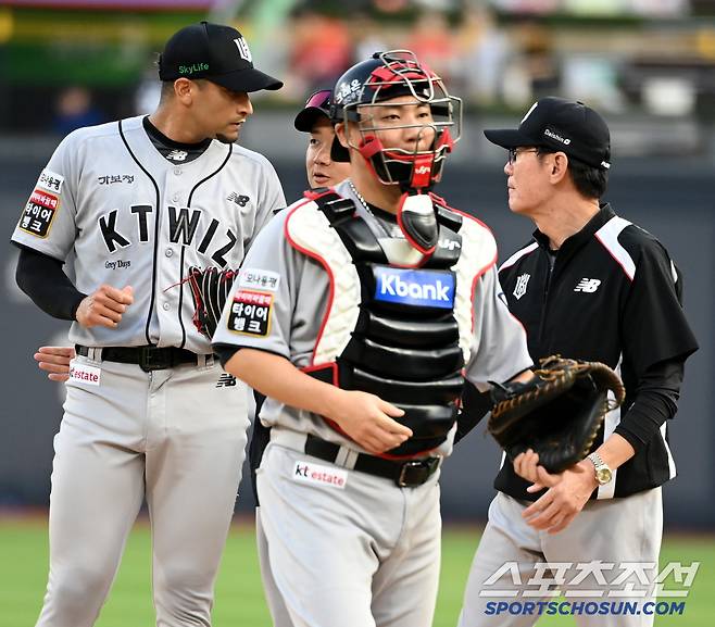 28일 수원KT위즈파크에서 열린 두산과 KT의 경기, 1회초 KT 쿠에바스가 1사 1,3루의 위기를 맞자 이강철 감독이 마운드에 올라와 이야기를 하고 있다. 수원=허상욱 기자wook@sportschosun.com/2025.05.28/