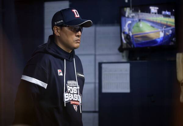 경기를 지켜보는 이승엽 감독. ⓒ두산 베어스