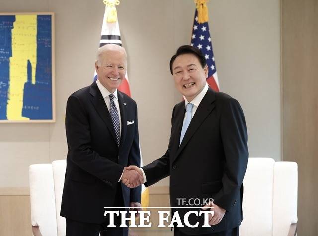 윤석열 전 대통령과 미국 조 바이든 전 대통령이 2022년 5월 21일 오후 서울 용산 대통령실 청사 집무실에서 소인수정상회담에 앞서 악수하고 있다. /대통령실