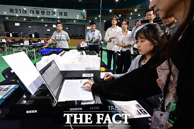 중앙선거관리위원회는 선거 불신 해소를 위해 제21대 대통령선거 투·개표 전 과정을 참관하는 공정선거참관단을 운영한다.