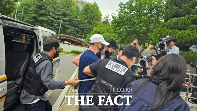 서울 지하철 5호선 열차에 불을 지른 원모(68) 씨가 2일 서울 양천구 서울남부지법에서 열린 현존전차방화치상 혐의 영장실질심사(구속 전 피의자 심문)에 출석하고 있다./ 강주영