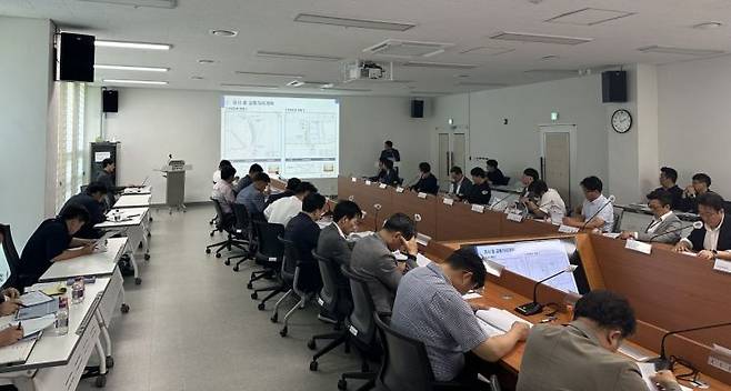 용인시청에서 열린 '경기용인 플랫폼시티 도시개발사업' 착공 보고회에서 참석자들이 부지조성 공사에 따른 시민 불편 해소를 위한 방안을 논의하고 있다. 용인시 제공