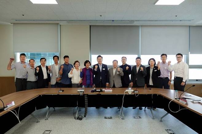 전진선 양평군수가 지난 5월 29일 군청 소회의실에서 '신애 2리 악취 해소를 위한 민·관 협의체 운영회의'를 개최한 후 기념촬영을 하고 있다. 양평군 제공