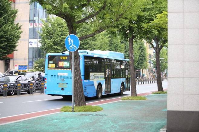 파업이 종료된 6월 2일 오후 5시께 100번 창원시 시내버스가 정우상가 옆을 달리고 있다. 이세령 기자