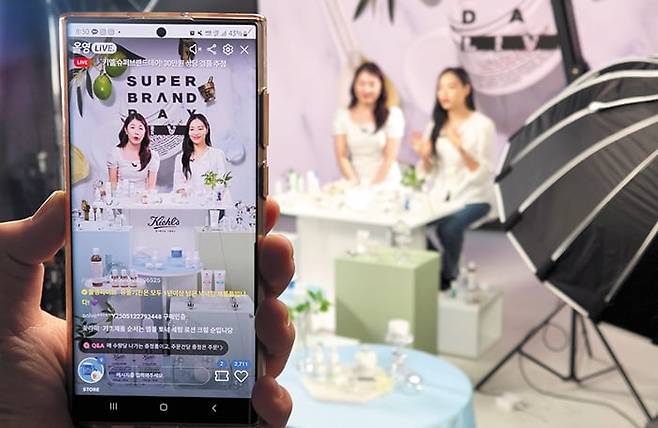 CJ올리브영 자체 라이브 커머스 채널 ‘올영라이브’. 올리브영은 올영라이브를 통해 유망 브랜드의 신상품을 소개한다. /CJ올리브영