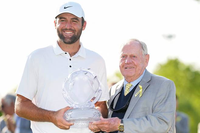 2025 메모리얼 토너먼트에서 우승한 스코티 셰플러에게 대회 호스트인 잭 니클라우스가 시상한 뒤 함께 기념 사진을 촬영하고 있다./Aaron Doster-Imagn Images 연합뉴스