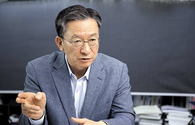 정성호 더불어민주당 선거대책위 국가인재위원장이 1일 국회 의원회관에서 본지와 인터뷰하고 있다. /조인원 기자