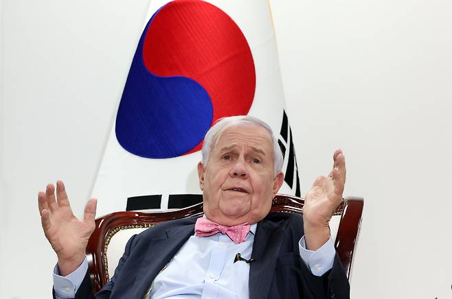 Jim Rogers denied endorsing South Korean presidential candidate Lee Jae-myung, disputing claims by the Democratic Party that had promoted his alleged support just days earlier. /Newsis
