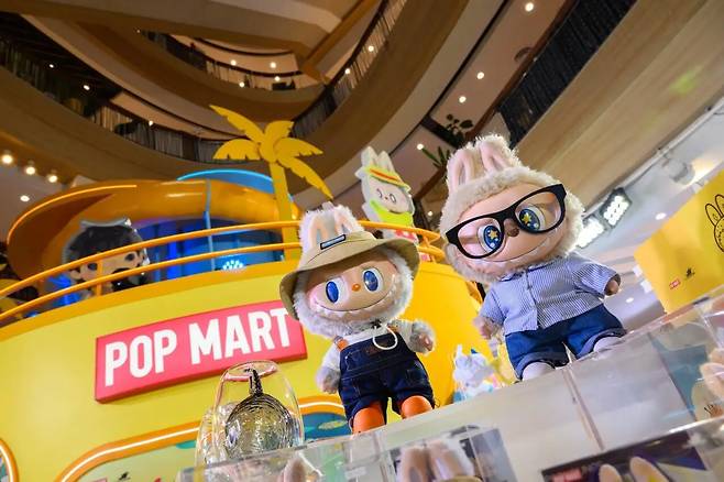 태국에 새로 문을 연 팝마트 앞에 라부부 인형이 전시돼 있다. /팝마트태국 제공