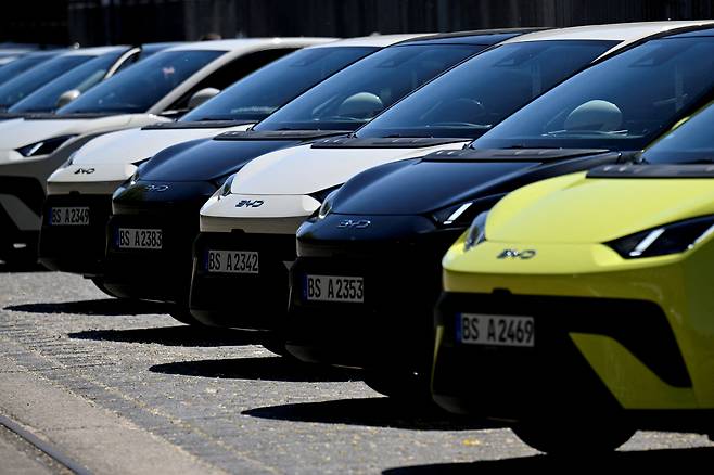 지난달 22일 독일 베를린 BYD 행사장 앞에 BYD 신차가 주차돼 있다. /로이터연합뉴스