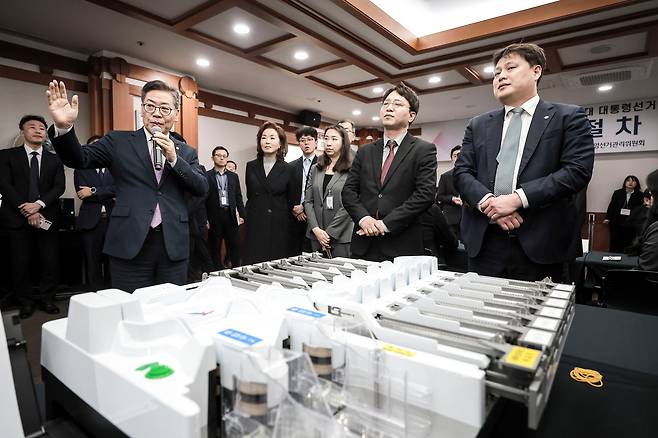 김용빈 중앙선거관리위원회 사무총장이 지난 4월 10일 경기 과천시 중앙선거관리위원회에서 열린 21대 대선 (사전)투·개표 절차 시연회에서 윤용진 변호사의 (사전)투·개표 보안관리체계에 대한 질문에 답하고 있는 모습/연합