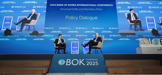 이창용 한국은행 총재와 크리스토퍼 월러 미국 연방준비제도(연준·Fed) 이사가 2일 서울 중구 한국은행 별관에서 열린 2025 BOK 국제콘퍼런스에서 미국 경제 전망을 포함한 다양한 통화정책 이슈를 주제로 대담하고 있다. /연합뉴스