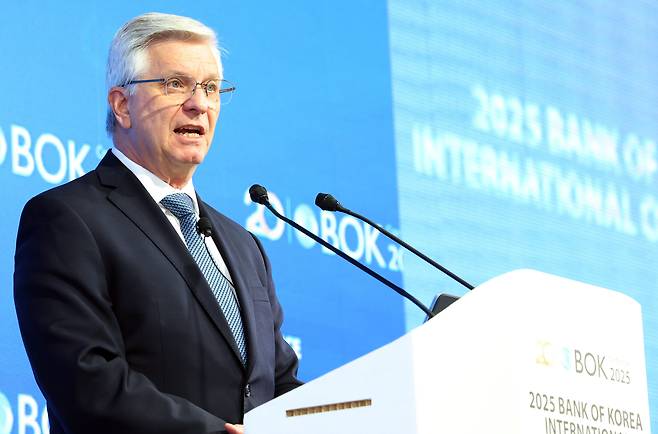 크리스토퍼 월러 미국 연방준비제도 이사가 2일 오전 서울 중구 한국은행 신축별관 컨퍼런스홀에서 열린 'BOK 국제컨퍼런스'에서 기조연설을 하고 있다. /뉴스1