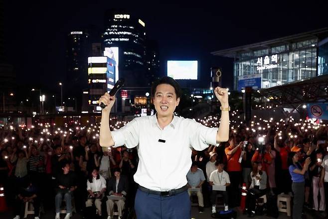 이준석 개혁신당 대선 후보가 1일 오후 서울 중구 서울역 앞 광장에서 유세를 마치고 취재진을 향해 포즈를 취하고 있다. ⓒ뉴시스