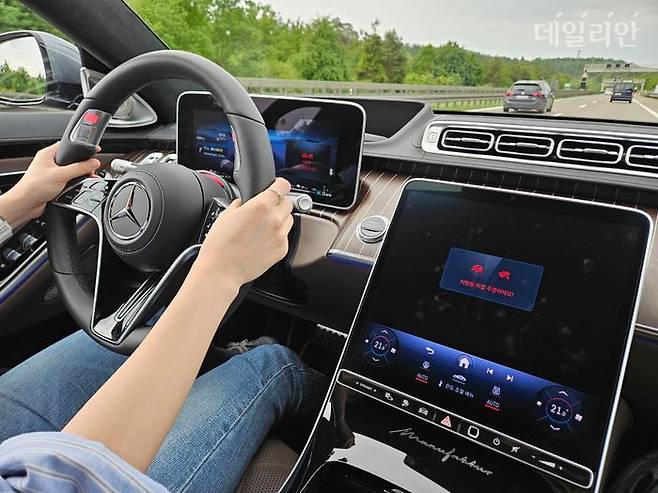 더 뉴 메르세데스-벤츠 S-클래스 드라이브 파일럿이 비활성화된 상태. ⓒ데일리안 정진주 기자
