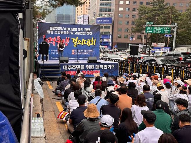 2일 오후 동양·ABL생명 노조는 우리은행 본점 앞에서 '동양·ABL생명 매각 관련 고용안정 쟁취 총력투쟁 결의대회'를 열고 있다. ⓒ데일리안 황현욱 기자