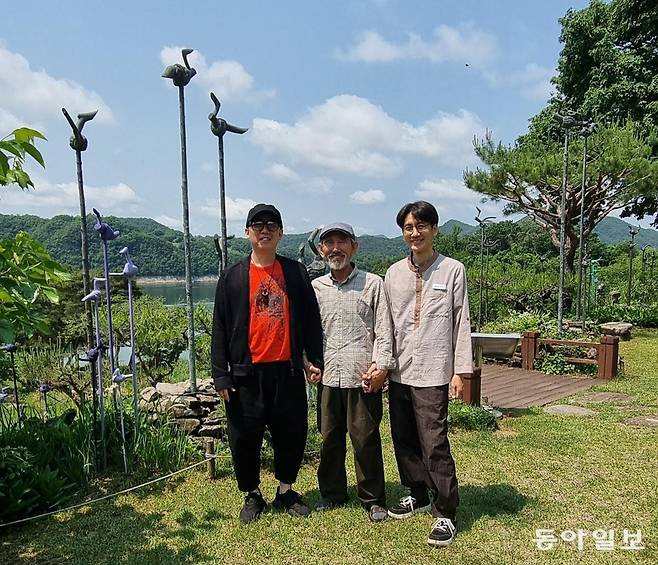 올해 개관 20주년을 맞는 국내 유일의 솟대 전시체험 공간인 충북 제천의 능강솟대문화공간의 세계화에 나선 솟대 삼부자. 왼쪽부터 둘째 아들이자 조형연구실장인 윤태승 씨와 아버지 윤영호 관장, 그리고 기획실장을 맡은 큰아들 윤태석 씨. 장기우 기자 straw825@donga.com