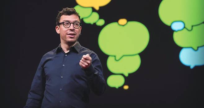 ‘모두에게 동등한 교육의 기회를 제공하겠다’는 신념으로 글로벌 어학 앱 듀오링고를 창업한 루이스 폰 안 최고경영자(CEO)가 글로벌 강연 플랫폼 TED에서 듀오링고의 비전에 관해 설명하고 있다. TED공식 영상 캡처