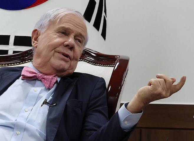 짐 로저스 로저스홀딩스 회장이 11일 서울 종로구 정부서울청사 통일부 장관실에서 김영호 통일부 장관을 만나 대화하고 있다. 2023.12.11. 뉴시스