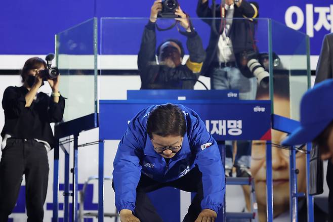 더불어민주당 이재명 대선 후보가 선거를 하루 앞둔 2일 서울 여의도공원 마지막 유세에서 연설을 마친 뒤 무대 앞으로 시민들에게 절하고 있다. 연합뉴스