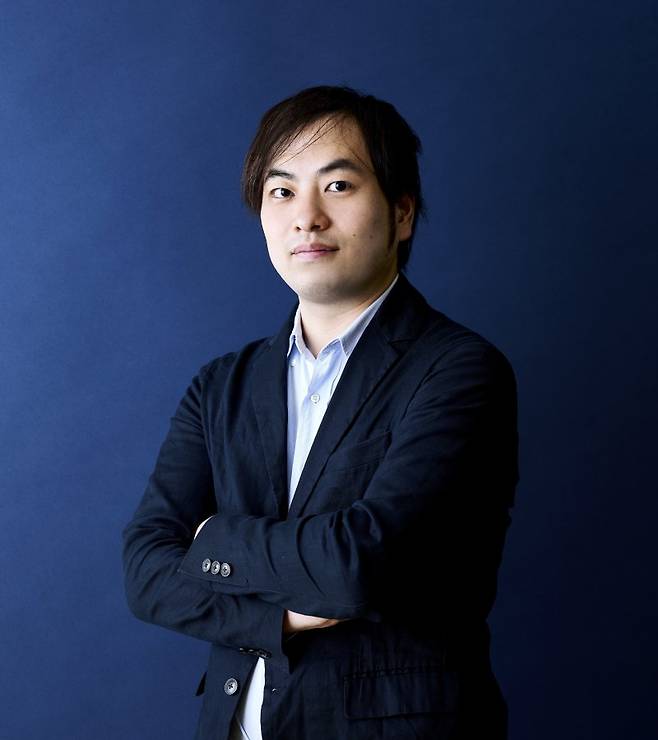 오카다 요스케 아베자 창업자 겸 CEO가 자신의 집무실 책상에 앉아 포즈를 취하고 있다. 요스케 대표는 "규모만 큰 거대언어모델(LLM)보다 산업 현장에서 활용 가능한 LLM이 진짜 경쟁력"이라고 강조했다.