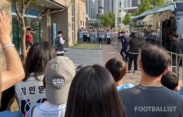 대구FC 팬들에게 인사하는 김병수 감독. 김희준 기자