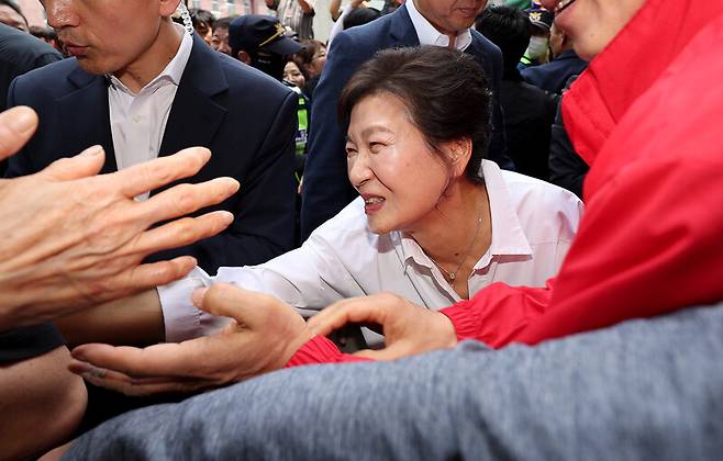 박근혜 전 대통령이 지난달 31일 오후 대구 중구 서문시장을 방문해 시민들에게 인사하고 있다. 연합뉴스