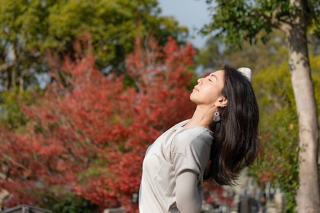 감정을 밀어내거나 반대로 끝없이 파고드는 방식은, 오히려 감정의 파도에 갇혀 조절력을 잃게 만드는 경우가 많다. 이때는 감정에 영향을 미치는 사고, 행동, 신체 반응 등에 접근하는 것이 더 효과적일 수 있다. 대표적인 행동은 심호흡을 크게 하는 것이다. 게티이미지뱅크