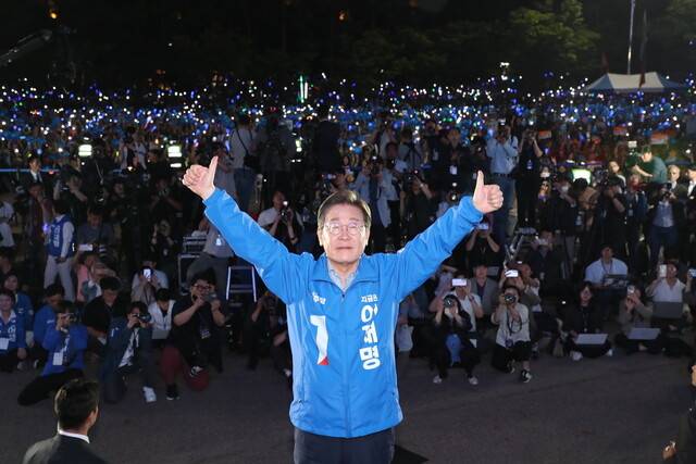 제21대 대통령 선거를 하루 앞둔 2일 이재명 더불어민주당 대통령 후보가 서울 여의도공원 문화의 마당에서 열린 마지막 집중유세에서 손을 들어 인사하고 있다. 공동취재사진