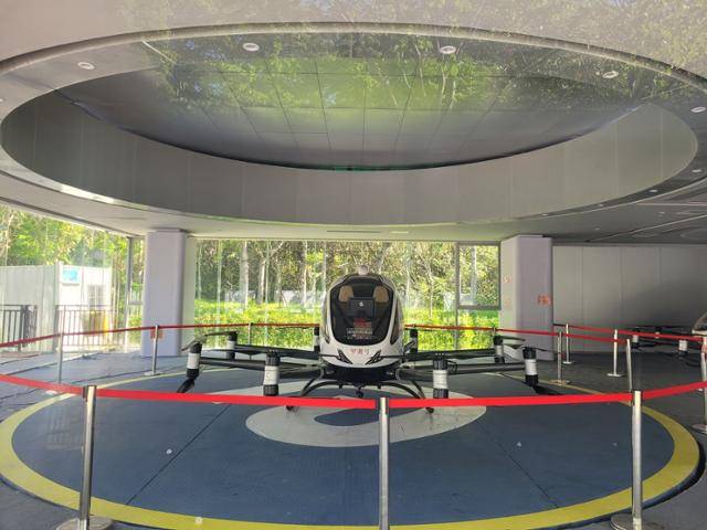 지난달 15일 중국 광둥성 선전시 북동쪽 뤄후 스포츠 레저 공원에 이항의 전기수직이착륙기(eVTOL) 모델 ‘EH216-S’가 전시돼 있다. 선전=신혜정 기자