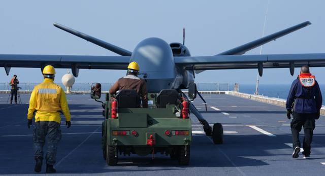 지난해 11월 12일 경북 포항 해상에 위치한 해군 독도함에서 실시된 ’대형플랫폼 함정 무인기 운용 전투 실험‘ 에서 미국 제너럴 아토믹스(General Atomics)에서 개발 중인 고정익 무인기 모하비(Mojave)가 이륙을 준비하고 있다. 사진공동취재단