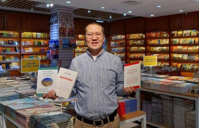 몽한 사전(용어집)을 만든 몽골인 한국어 강사 바트도르찌가 울란바토르 시내 서점에서 판매 중인 자신의 책을 들어 보이고 있다. 바트도르찌 제공