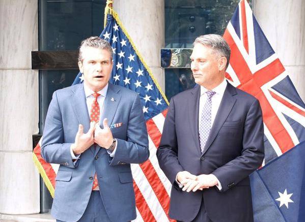 피트 헤그세스(왼쪽) 미국 국방장관과 리차드 말스 호주 부총리 겸 국방장관이 5월 20일 싱가포르 미 대사관에서 열린 양자회담에서 취재진을 만나고 있다. 싱가포르=연합뉴스