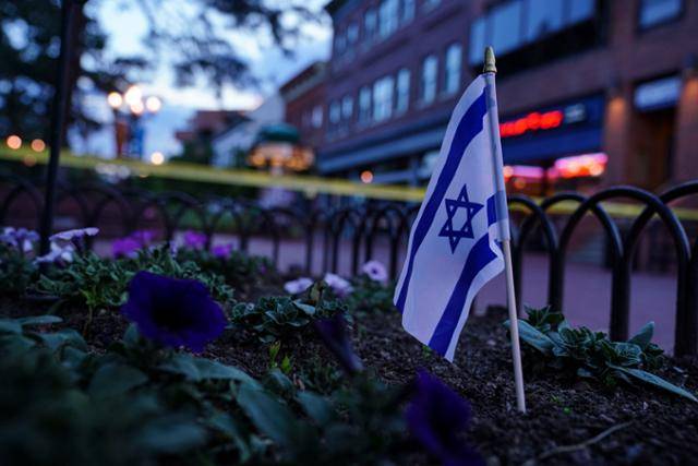 1일 친이스라엘 시위 참가자들을 상대로 화염병 테러가 발생한 미국 콜로라도주 볼더의 사건 현장 인근 화단에 이스라엘 국기가 꽂혀 있다. 볼더=EPA 연합뉴스