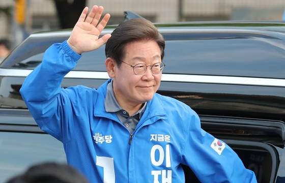 이재명 더불어민주당 대선 후보가 1일 오후 부산시 부산역광장에서 유세하고 있다. 김성룡 기자